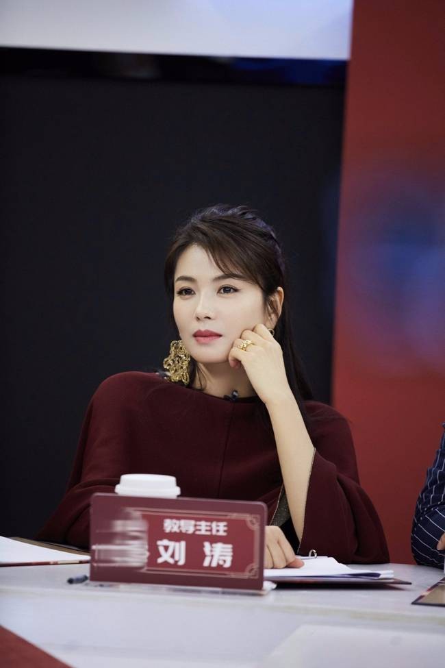 42岁刘涛晒近照，土味背景板不掩优雅气质，一双筷子腿太吸睛