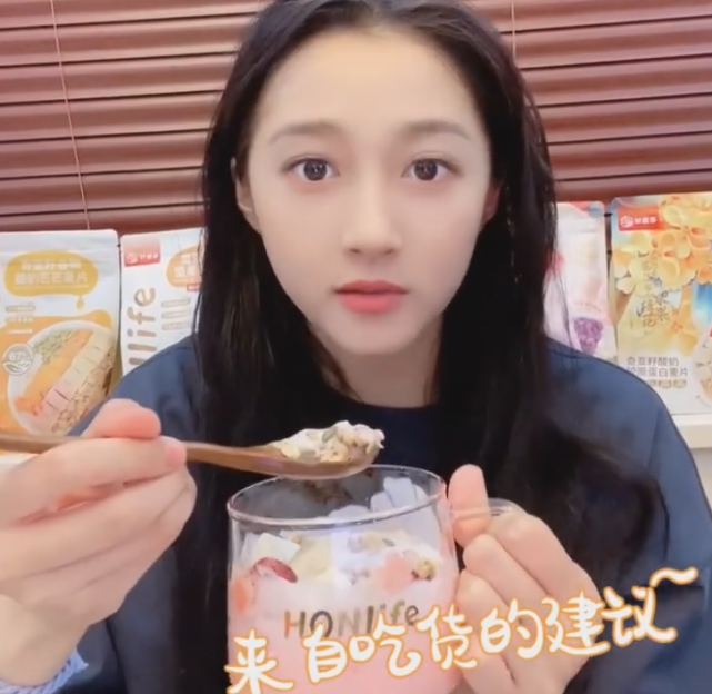 别人早餐都喝豆浆牛奶，看清关晓彤早餐吃啥，刷新对女明星认知