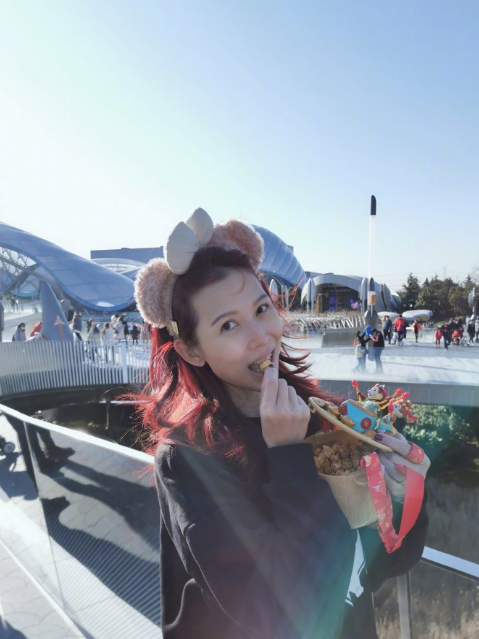 張晉新年首曬全家福，三個兒女同框送祝福，豪宅內景罕見曝光