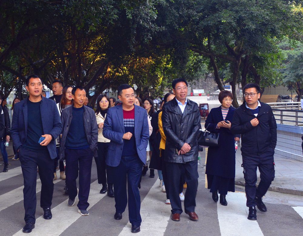 重庆市垫江中学到达州中学开展考察交流活动