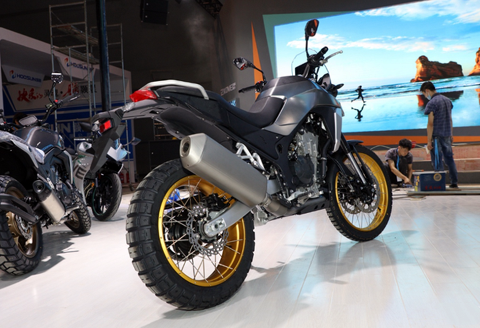 车重180公斤,搭水冷双缸800ml发动机,凯越全新adv实车亮相