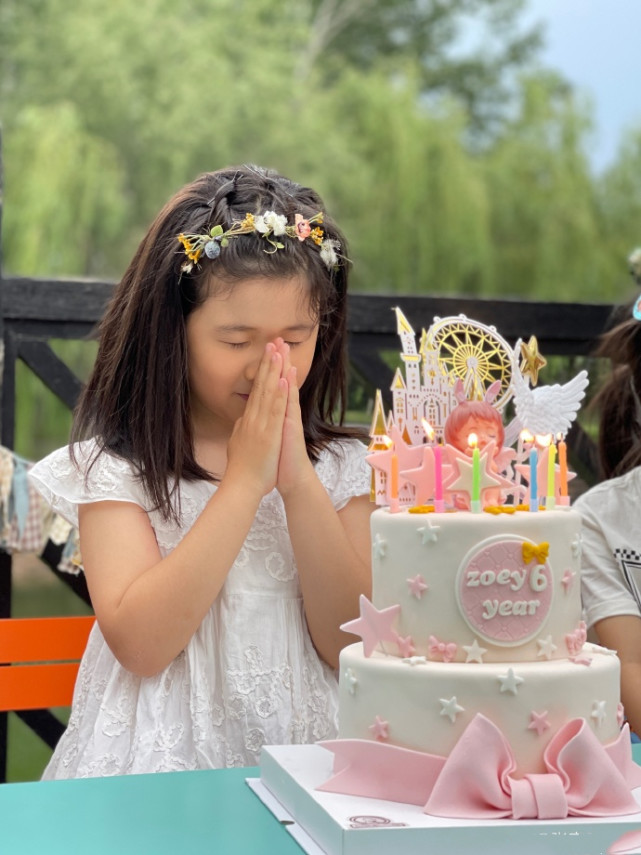 张亮为女儿庆6岁生日，妹妹穿公主裙对着蛋糕许愿，似长发版天天