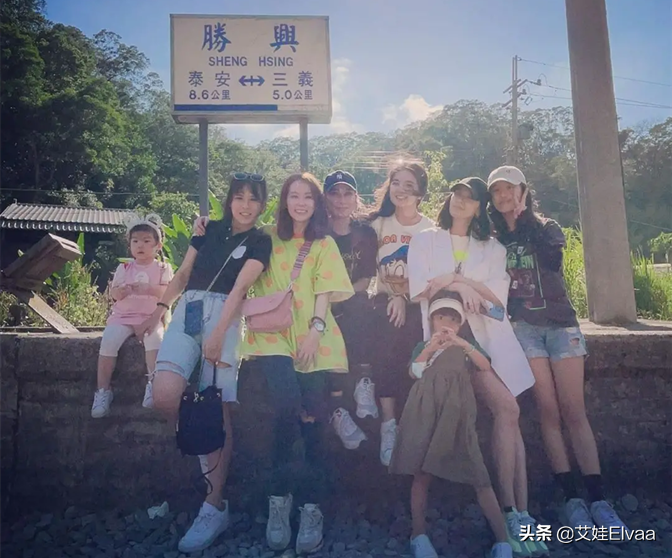 賈靜雯一家五口遊玩，她紮馬尾扮少女，16歲梧桐妹穿泳衣真放得開