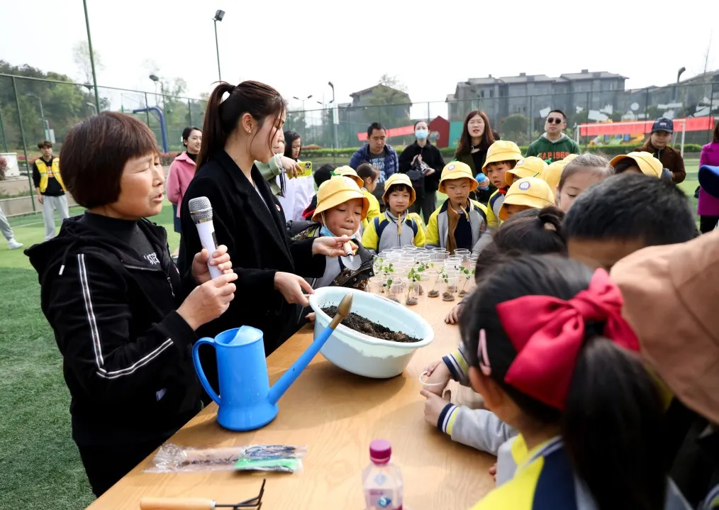 “我们”有一块地这就播种去丨天府新区元音小学劳动实践基地启动