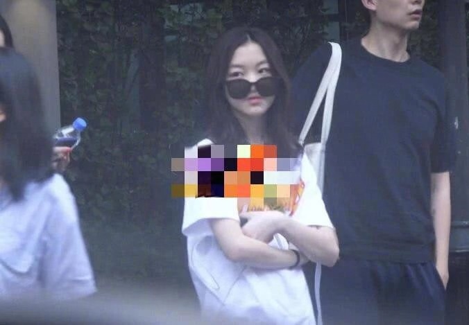 李嫣戴墨镜方式火上热搜，自称李十万怒怼喷子，王菲女儿太个性