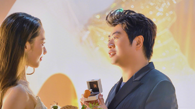 郎朗送大钻戒为娇妻庆生，吉娜晒合照高调撒糖，夫妻比心对视甜齁