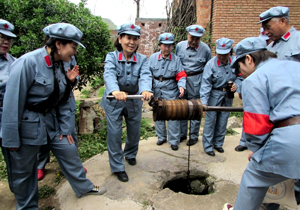 作家齐聚秦池村 庆祝建党一百年