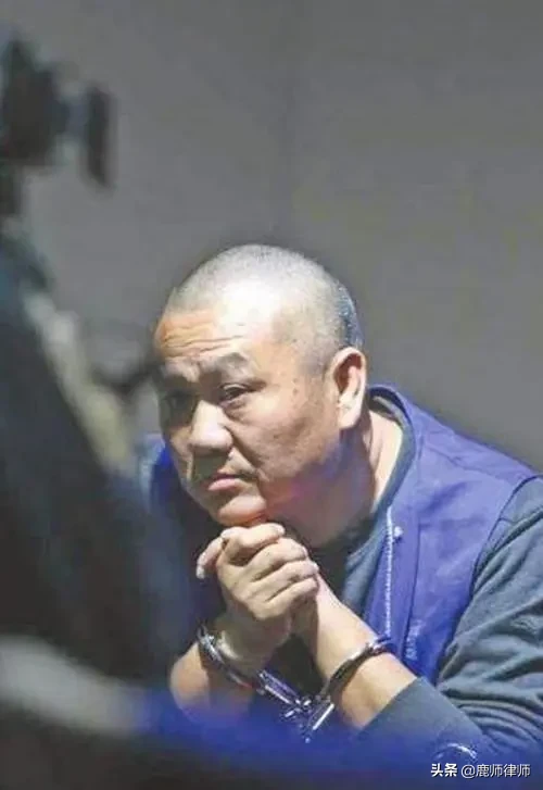 最嚣张的逃犯：潜逃16年，娶4个妻子生12个孩子，身家几个亿