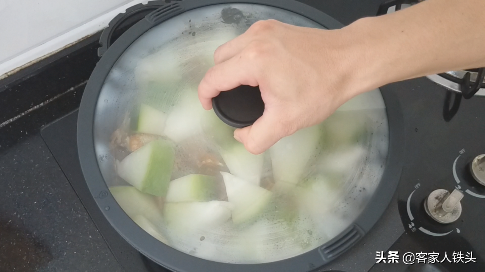 以後待客冬瓜不煲湯，加1塊魚腩這樣做，汁多味美，還沒一點腥味