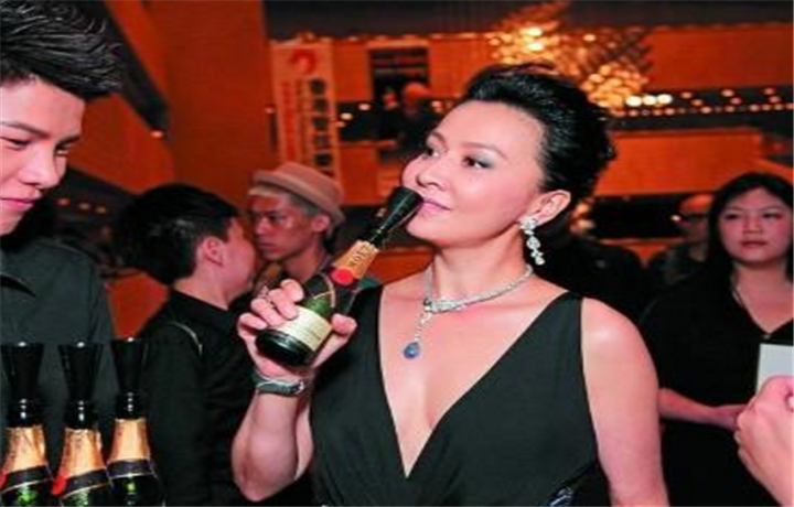 女明星有多爱喝酒？刘嘉玲聚会喝200万葡萄酒，