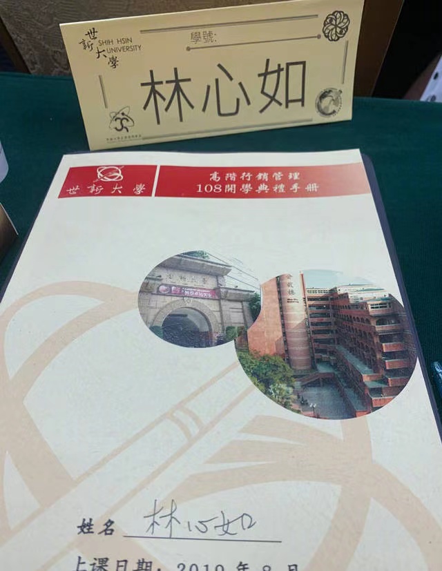 林心如硕士顺利毕业，穿学位服拍毕业照，模样清新可爱像校园女神