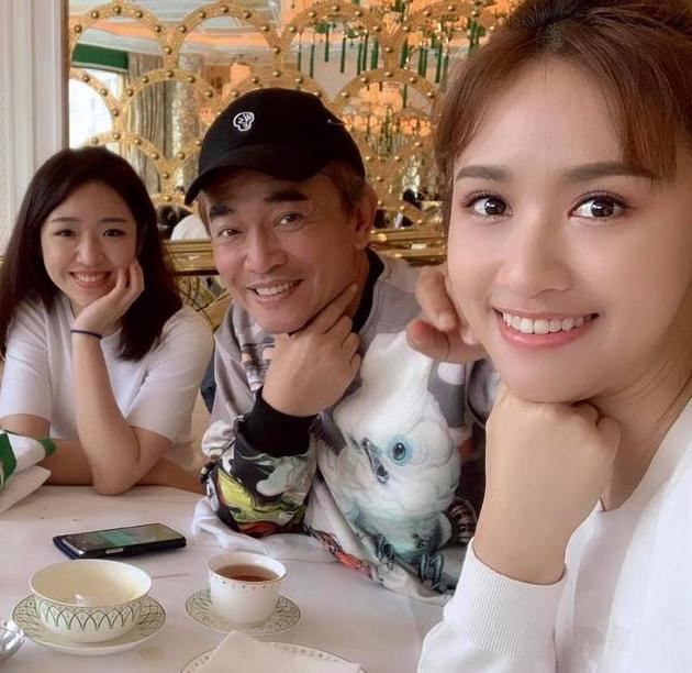 三个孩子以上的明星家庭都有谁？别老是抓着陈浩民，还有更夸张的