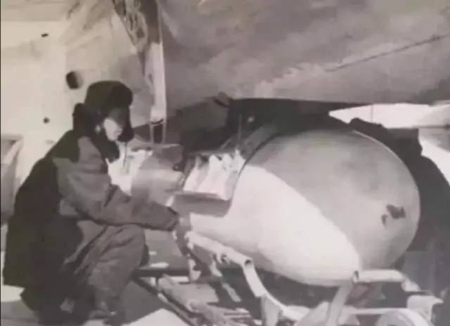 1971年，杨国祥投掷氢弹失败，他放弃逃生选择与氢弹共存亡