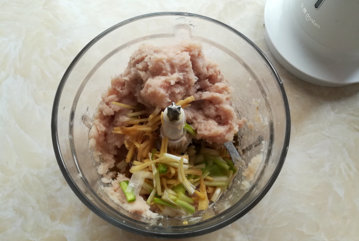 孩子想吃鱼丸，别总买着吃，自己做干净卫生，没有添加更健康