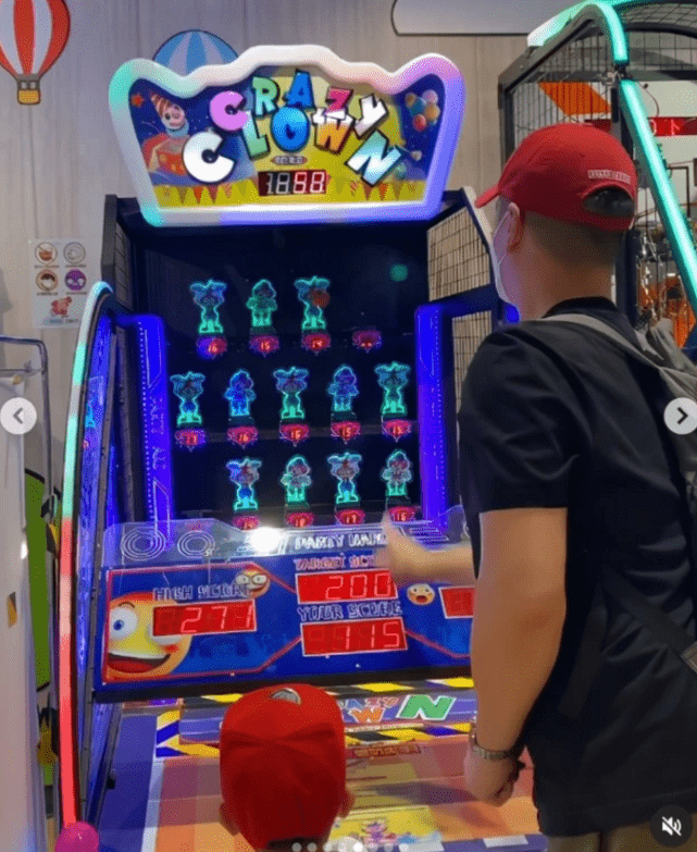 胡杏儿老公晒仨儿子时隔三个月团聚，奕霆奕霖争相亲吻弟弟超有爱