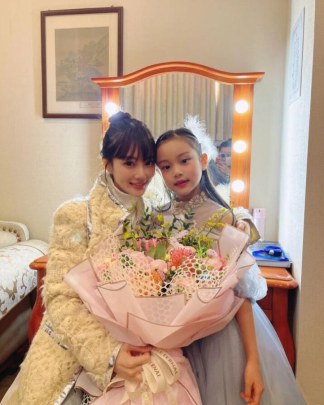 李小璐與女兒同框跳舞，母女穿親子裝像極姐妹花，甜馨越長越漂亮