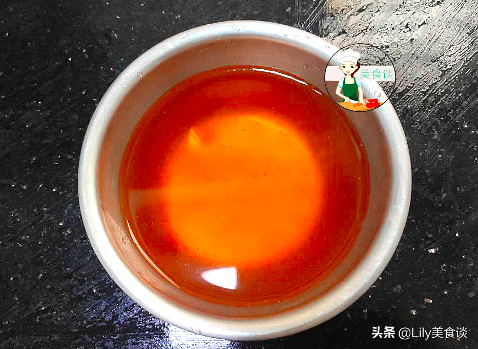 家常鹽焗雞做法，不用埋在鹽堆裡，只需一種調料，跟買的一樣好吃