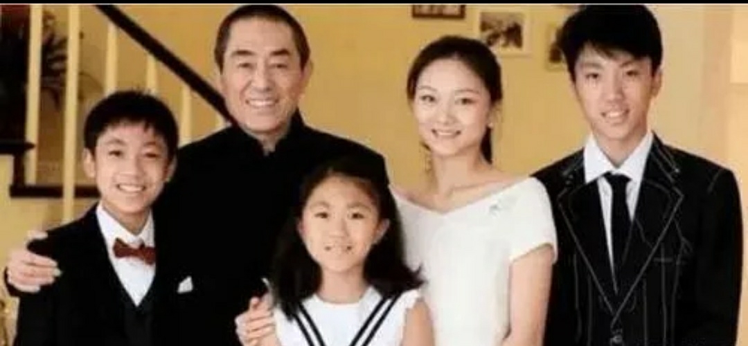 张艺谋比妻子大31岁，比丈母娘大11岁，全家合影