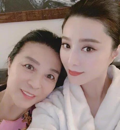 还珠三姐妹怎样拉开差距的？赵薇一路大佬护航