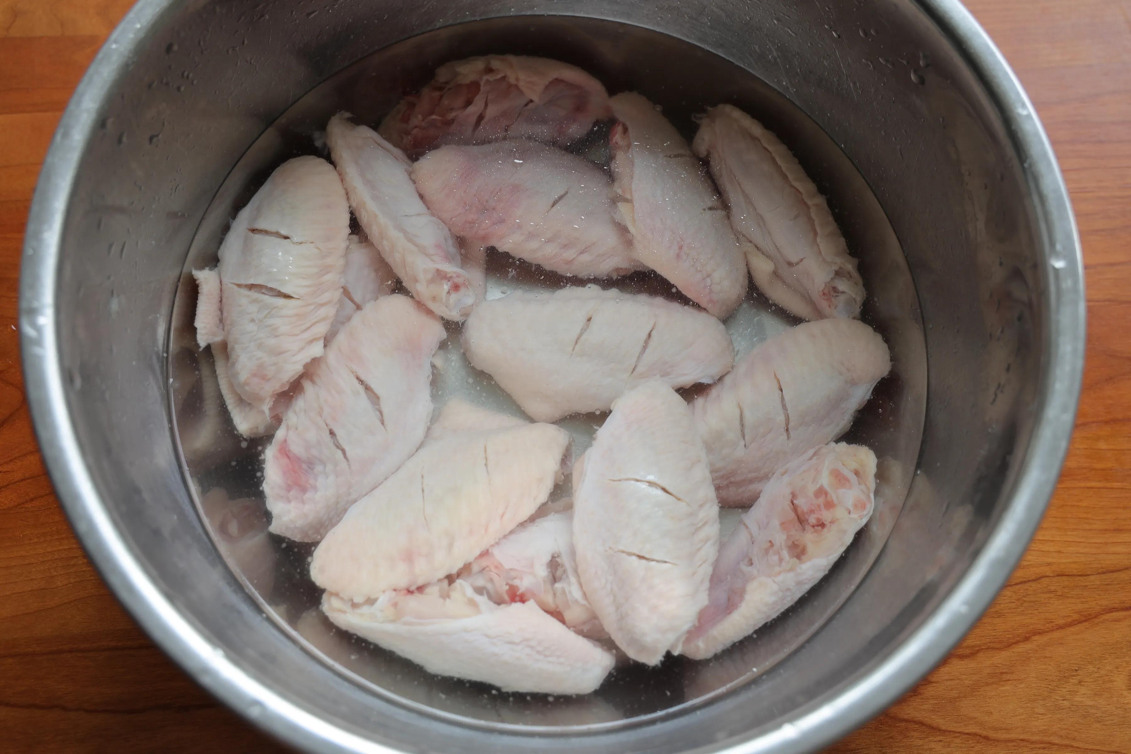 秋天，一定要试试鸡翅这吃法，比可乐鸡翅好吃更健康，孩子吃嗨了