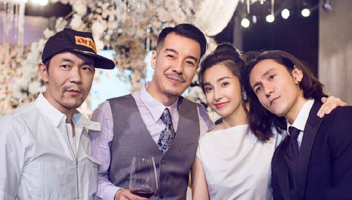 “许大茂”晒一家四口合照，47岁才结婚，小10岁娇妻另有俩娃