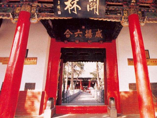 21年前暴雨冲出1古墓，专家出土2件东西，百姓大