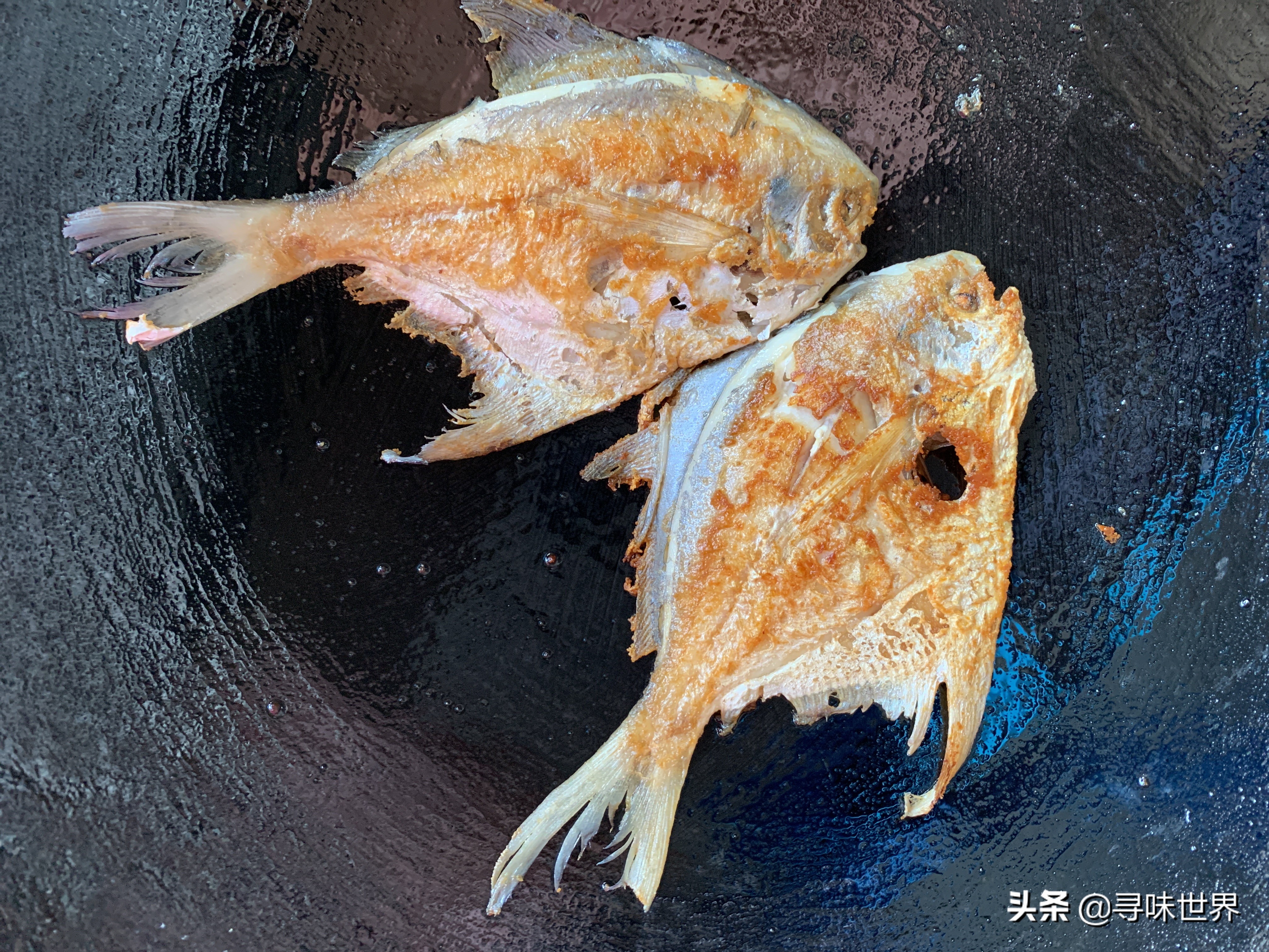 防止食物粘鍋，記住不要先放油和撒鹽，教你小技巧，鐵鍋煎魚不粘