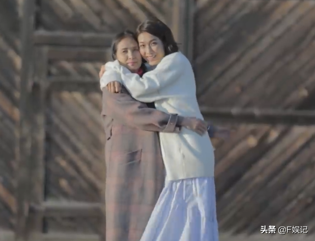 鍾嘉欣帶子女和媽媽同框出鏡賀母親節一家人牽手的背影合照很溫馨