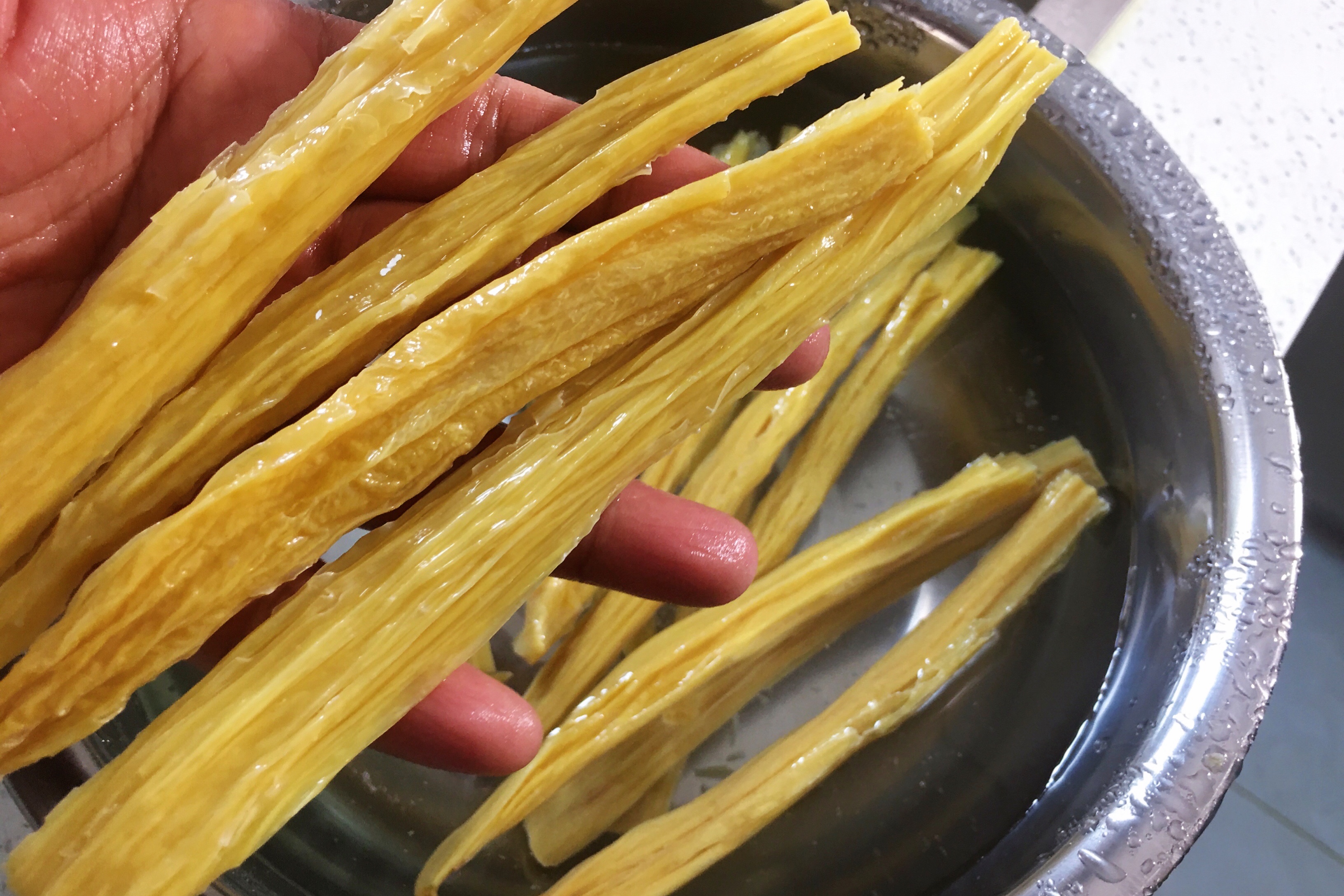 泡腐竹，是用涼水還是熱水？ 學會這個竅門，泡得又快又韌還沒硬芯