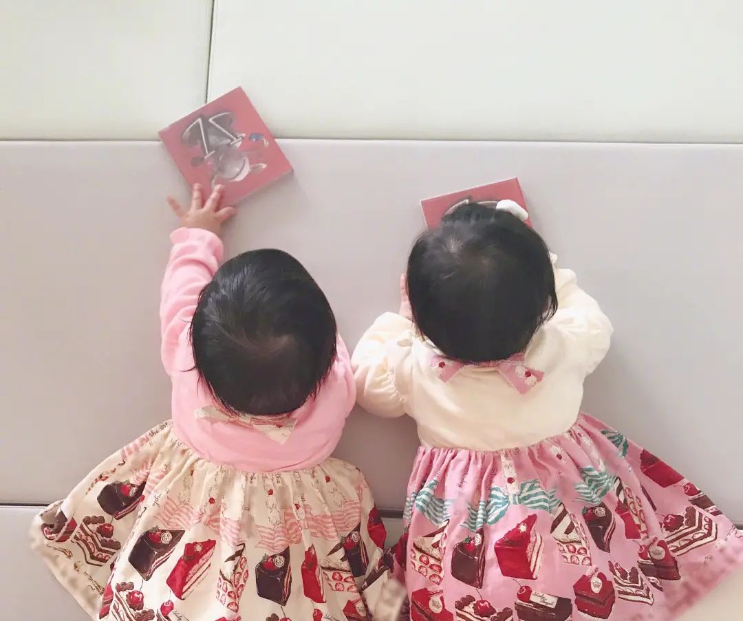 双胞胎女儿祝谢娜节日快乐，手工花很用心，谢