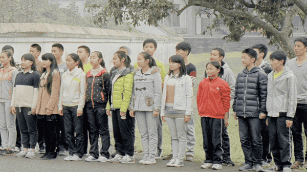 他拍下像蝼蚁一样生活的2000个中国人，没人能平静看完