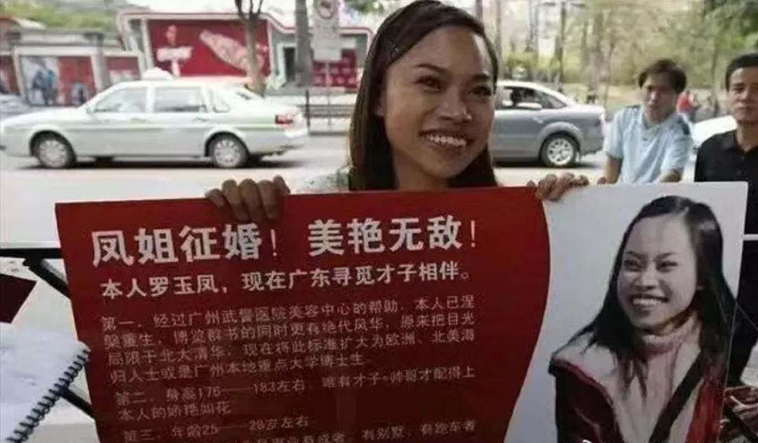 初代网红凤姐在美国街头被偶遇,颜值依旧冻龄,沉脸躲避跟拍
