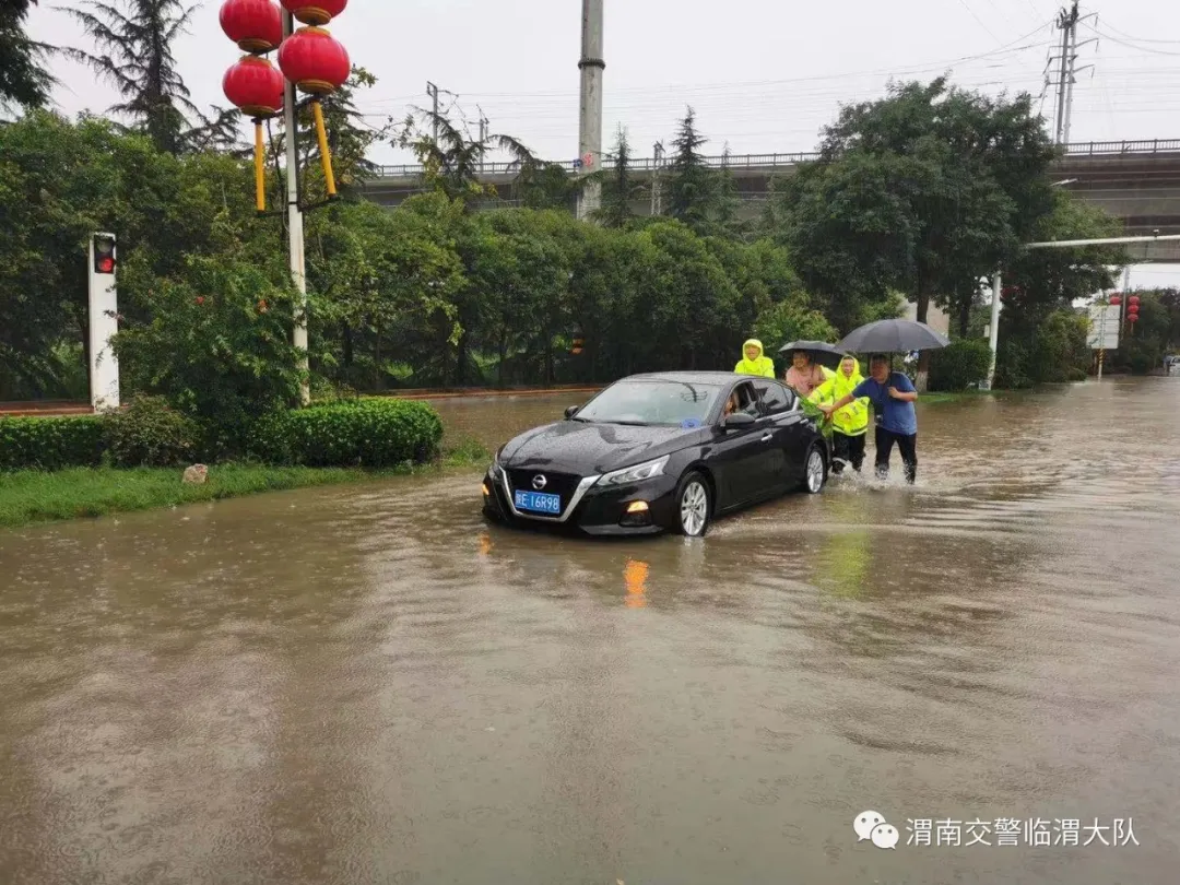 临渭交警：我为群众办实事 雨中“荧光绿” 守护群众安全行