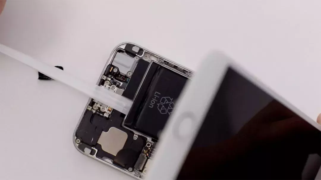 亲自帮我的 iPhone 6 换了一块淘宝网充电电池，結果有点儿小惊喜