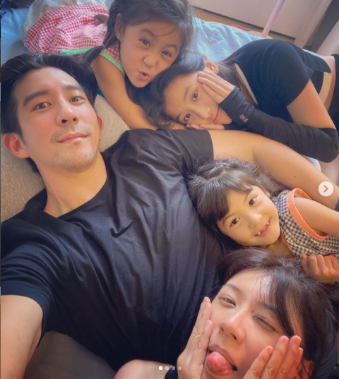 有其母必有其女！贾静雯女儿咘咘写字秒入睡萌翻，戴耳饰侧颜精致