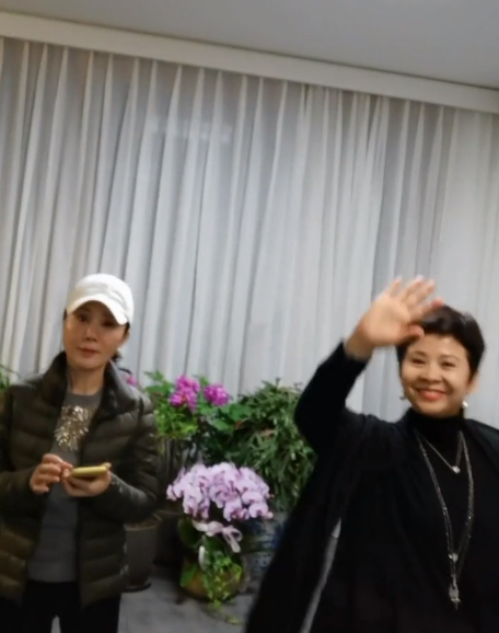 付笛声一家与董文华夫妇聚会！58岁董文华状态佳，私下性格超活泼