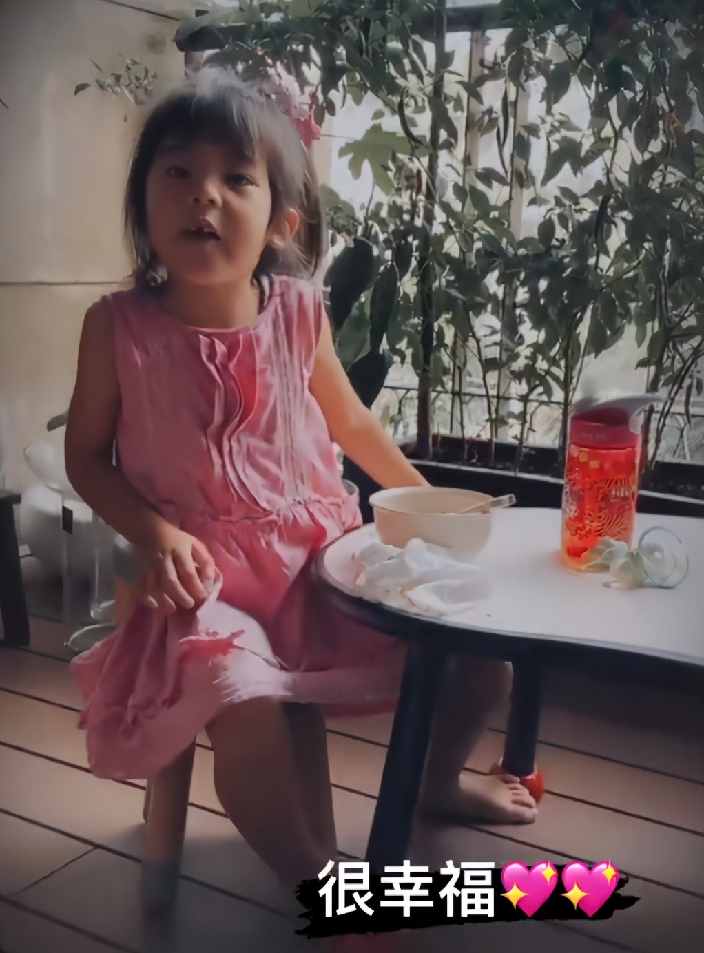 賈靜雯曬女兒假日，波妞穿小裙打扮隆重聽咘咘講故事，直言很幸福
