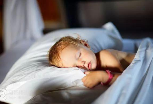 别再这样让宝宝午睡了，不仅宝宝不开心，还不长个，影响身体发育