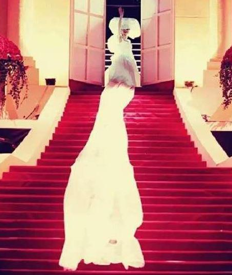 2003年梅艳芳去世，阿叻为爱绝食，7天后追随她而