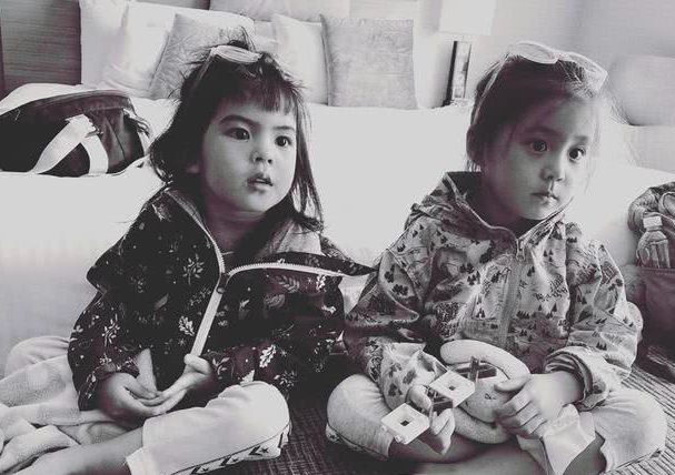 波妞超爱美，在家要学咘咘戴眼镜，合影还要把衣服拉开链子