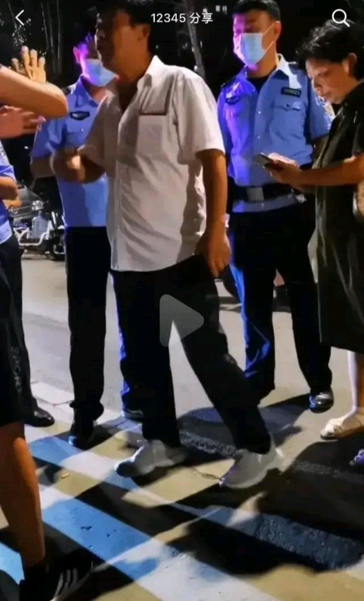 穷游小峰在开封遭杜新枝一家大打出手，这一事件凸显出3个问题
