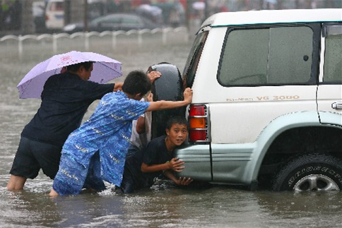 郑州暴雨：大量泡水车怎么办，保险到底会赔吗？这4句告诉你答案