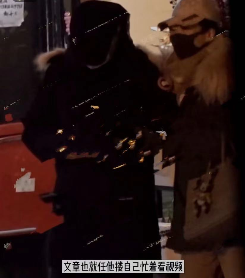 文章新恋情曝光！开百万豪车带女方出街，当众