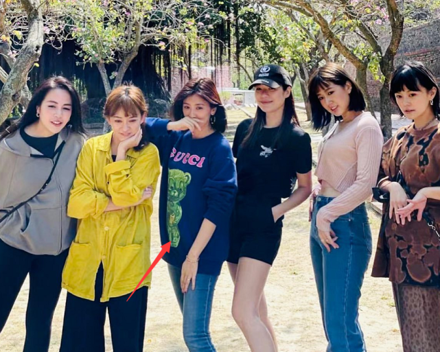 賈靜雯為修傑楷慶生，自曝暫時不能喝酒被猜懷四胎，近照腹部微凸