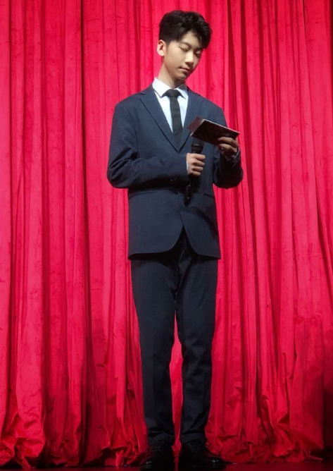 张亮5岁女儿近照，一头卷发对镜臭美，五官和哥哥天天如复制粘贴