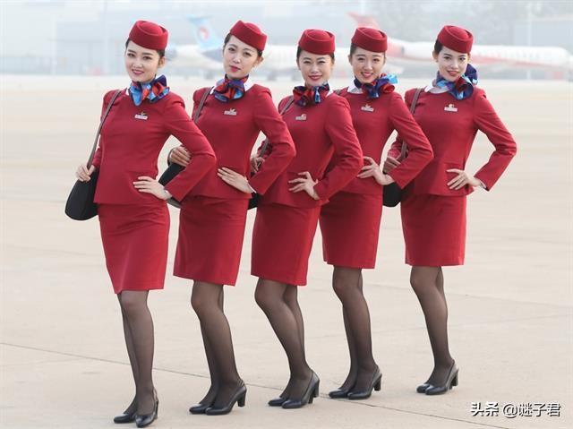 They let flight attendants put on sexy bikinis to serve passengers - iNEWS