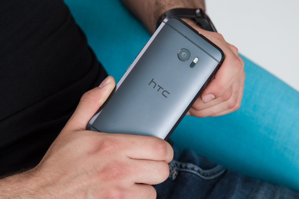 往日霸主最终的挣脱？HTC新手机曝出，外国媒体评价：小米手机与一加集合体