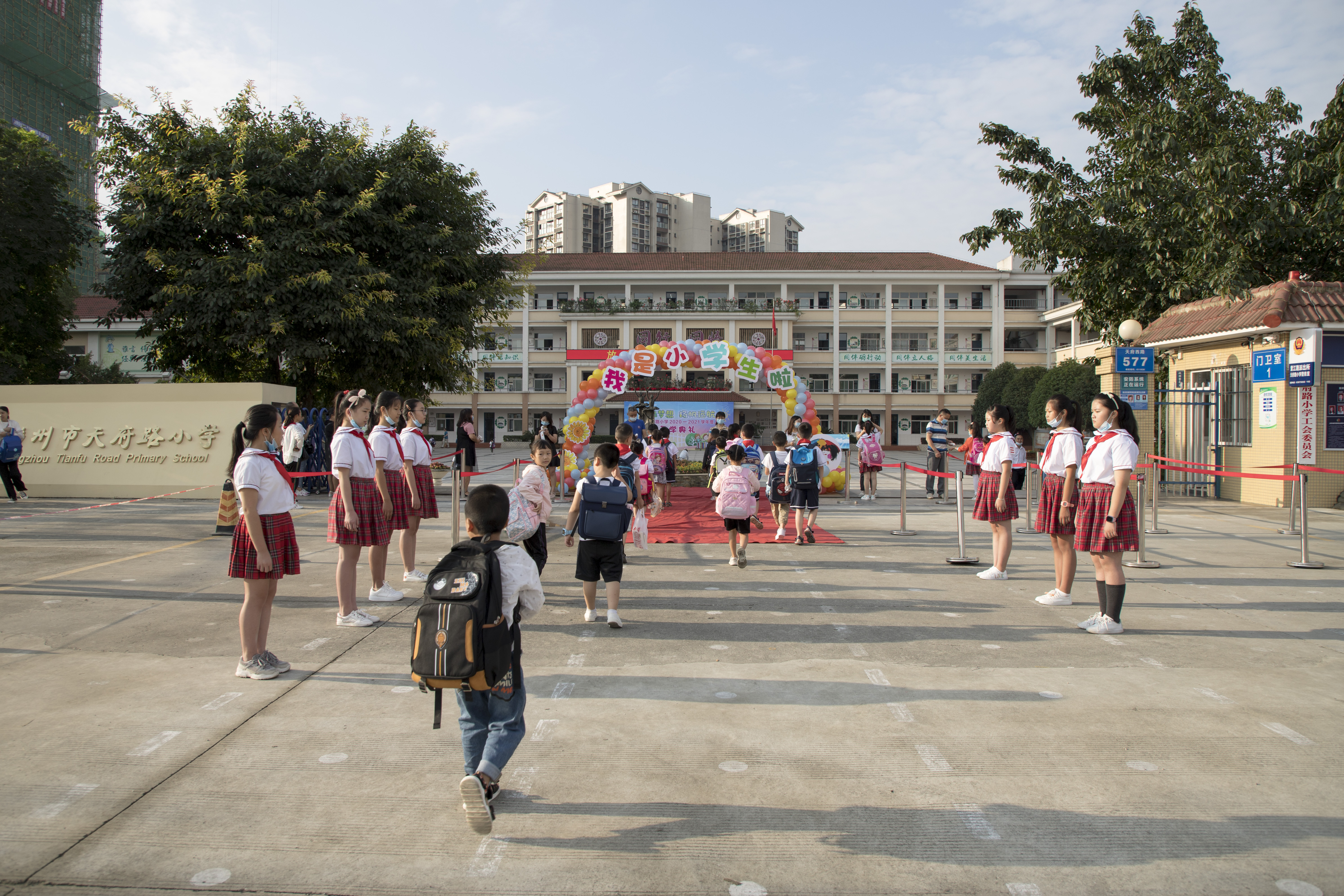 彭州市天府路小学举行放飞梦想扬帆远航主题开学典礼