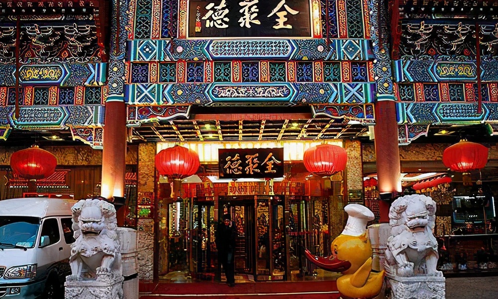 作为一道传统中国菜,北京烤鸭甚至在当年成为了国宴插图