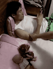 搞笑动图图片：你们的女朋友，睡觉时有这么可爱吗？